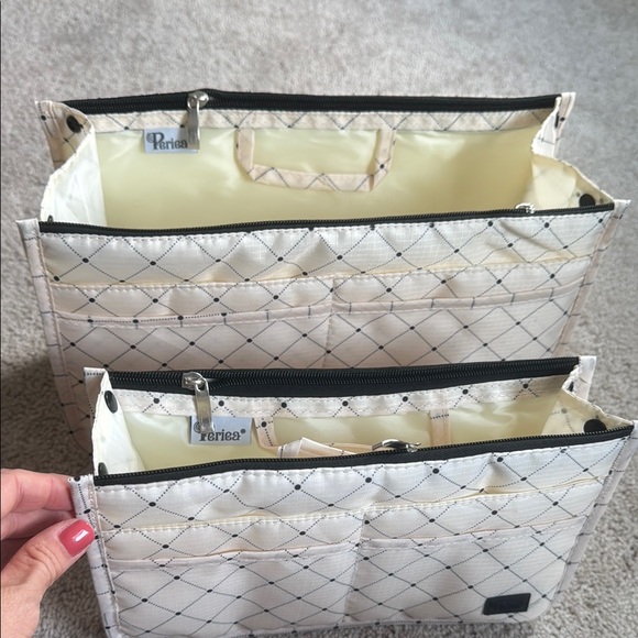 Elegant Cream Quilted Cosmetic Bag Set - Picture 2 of 6